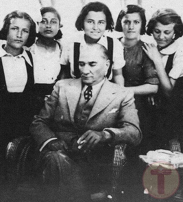 Mustafa Kemal Atatürk'ün Kız Öğrencilerle Bir Fotoğrafı