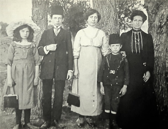 A Jewish Family in Ankara, 1900s
Ankara'da Yahudi Bir Aile, 1900'ler

          ...