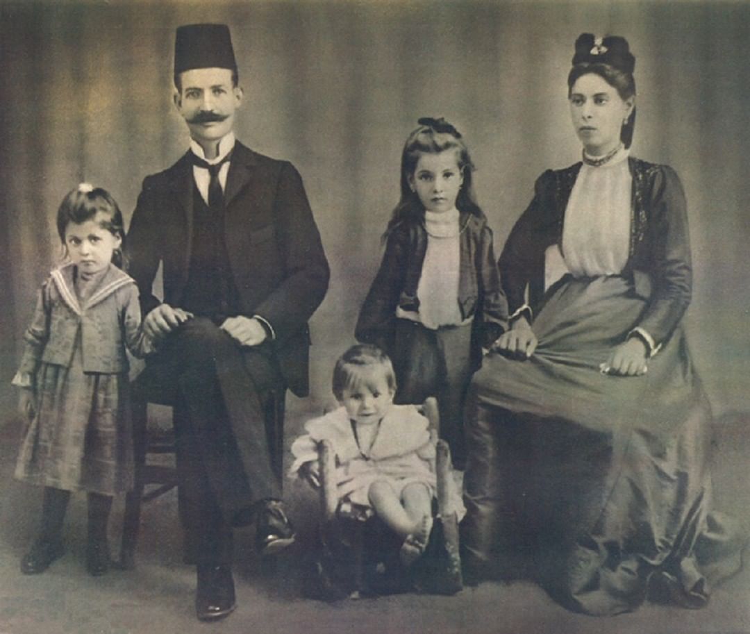 A Jewish Family in Rhodes Island, 1906
Rodos Adası'nda Yahudi Bir Aile, 1906

  ...