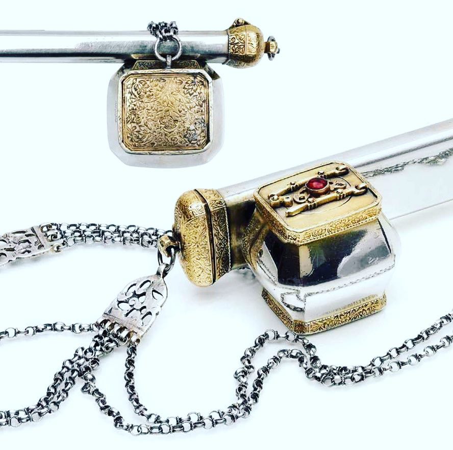 A silver Ottoman pencase ink well from the 1820's.

Osmanlı gümüş divit, 1820'le...