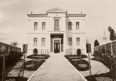 An Ottoman Middle School for Girls in Yanya (Ioannina, Greece), 1900 
Yanya İnas...