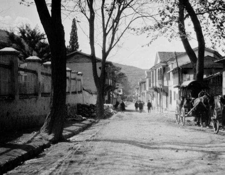 Bursa'dan bir sokak manzarası.
A street scene from Bursa....