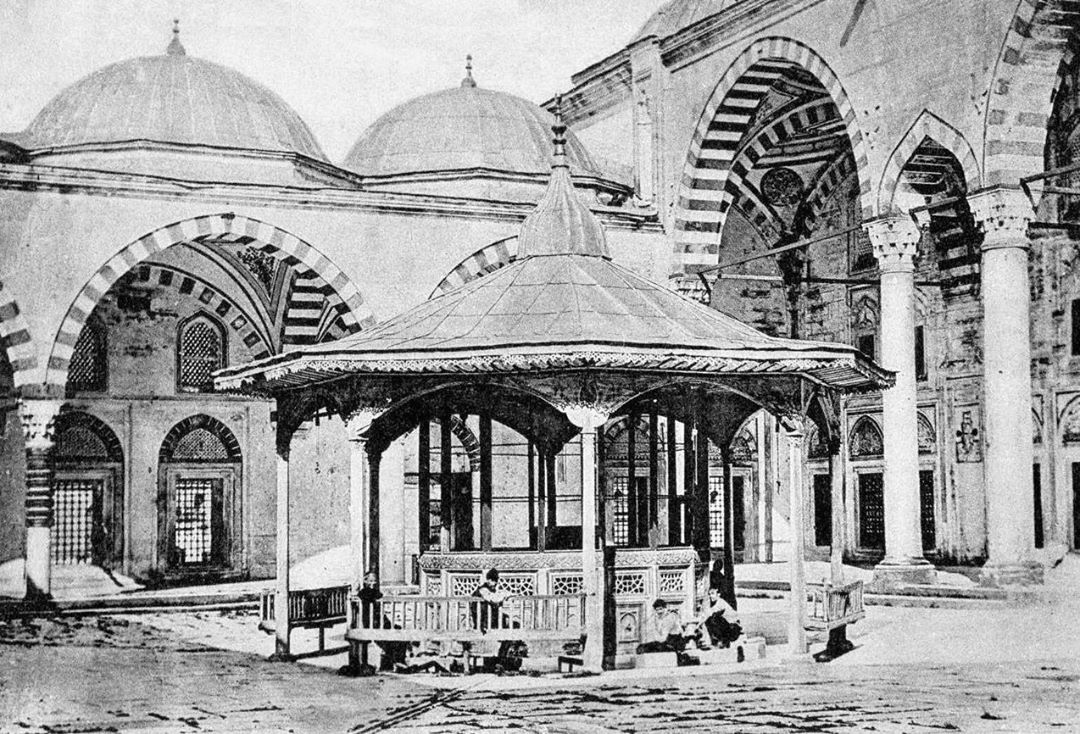 Courtyard of the Selimiye Mosque, Edirne, 1900s 
Selimiye Camii Şadırvanı, Edirn...