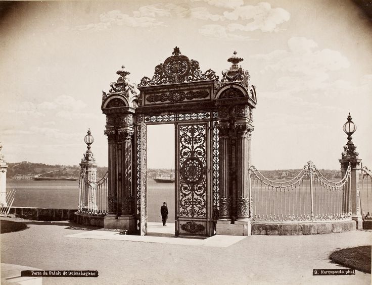 Dolmabahçe Sarayı Deniz Tarafı Kapısı Basile Kargopoulo Fotoğrafı 1875