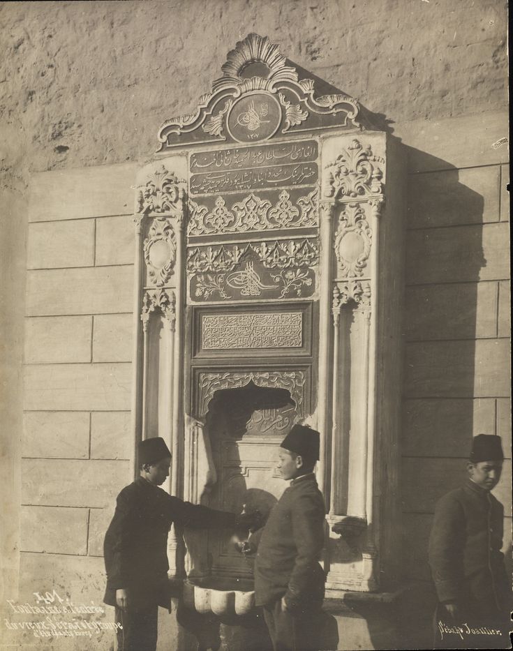 Duvar Çeşmesi Önünde Öğrenciler / Sébah ve Joaillier Fotoğrafı / 1883 |...