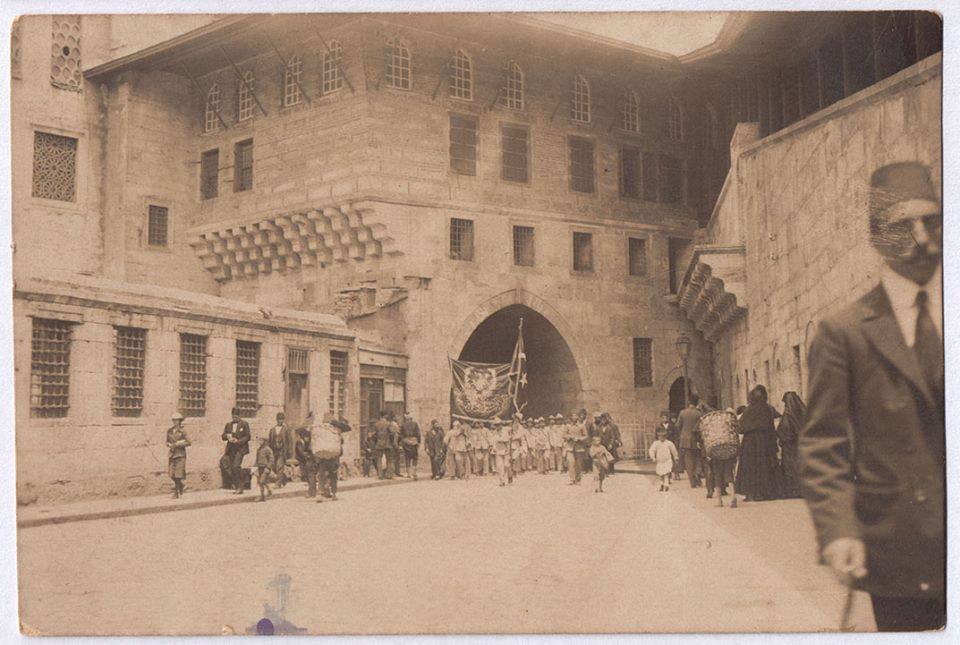 Eminönü İstanbul, Yeni cami hünkar (kasrı) mahfili altından geçen öğrenciler