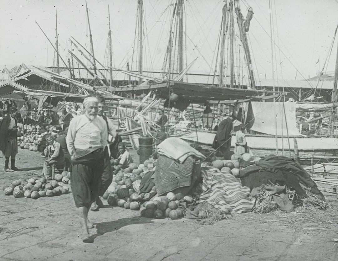 Izmir Port, 1900s
İzmir Limanı, 1900'ler

                     ...