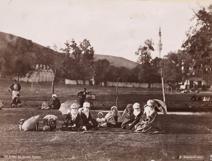 Kağıthane’de bir grup kadın Basile Kargopoulo Fotoğrafı 1875