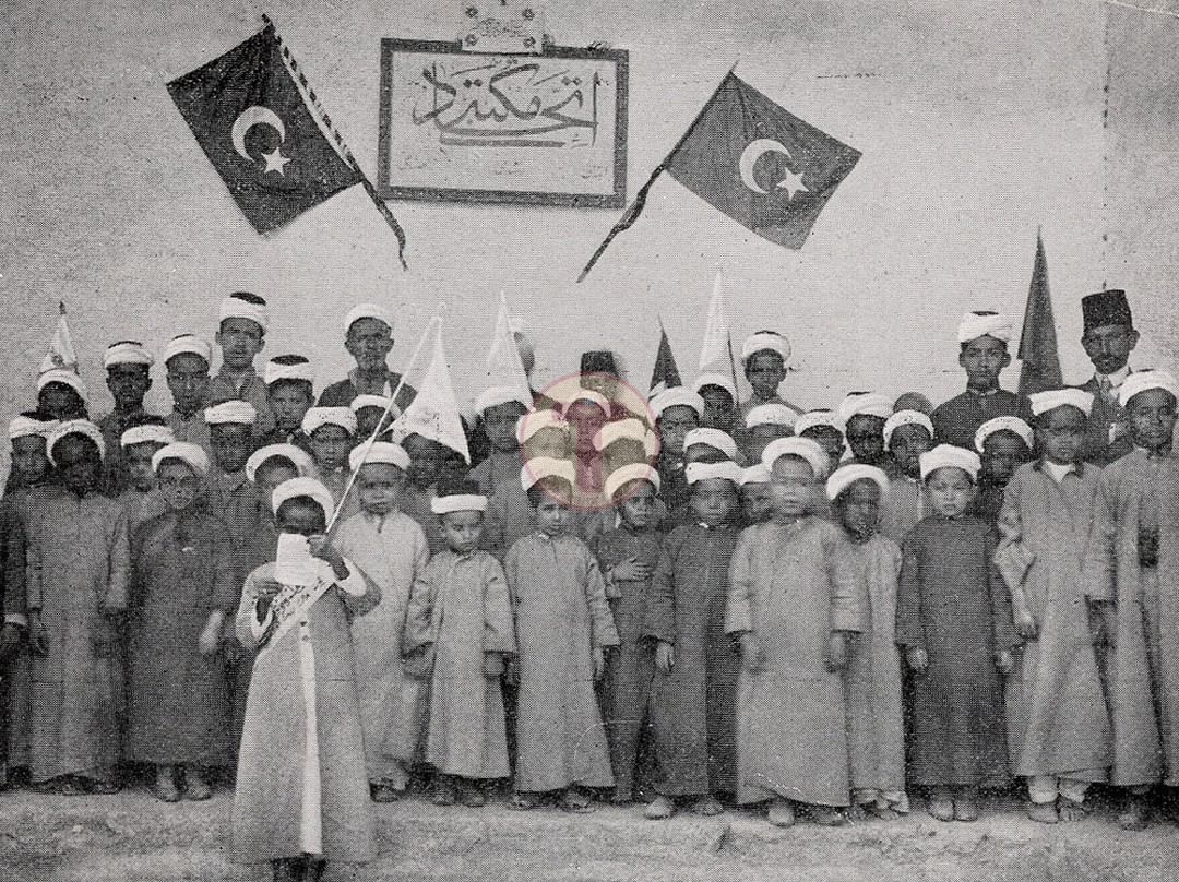 Medine'de bir Osmanlı okulu, 1910. An Ottoman school in Medina, 1910....