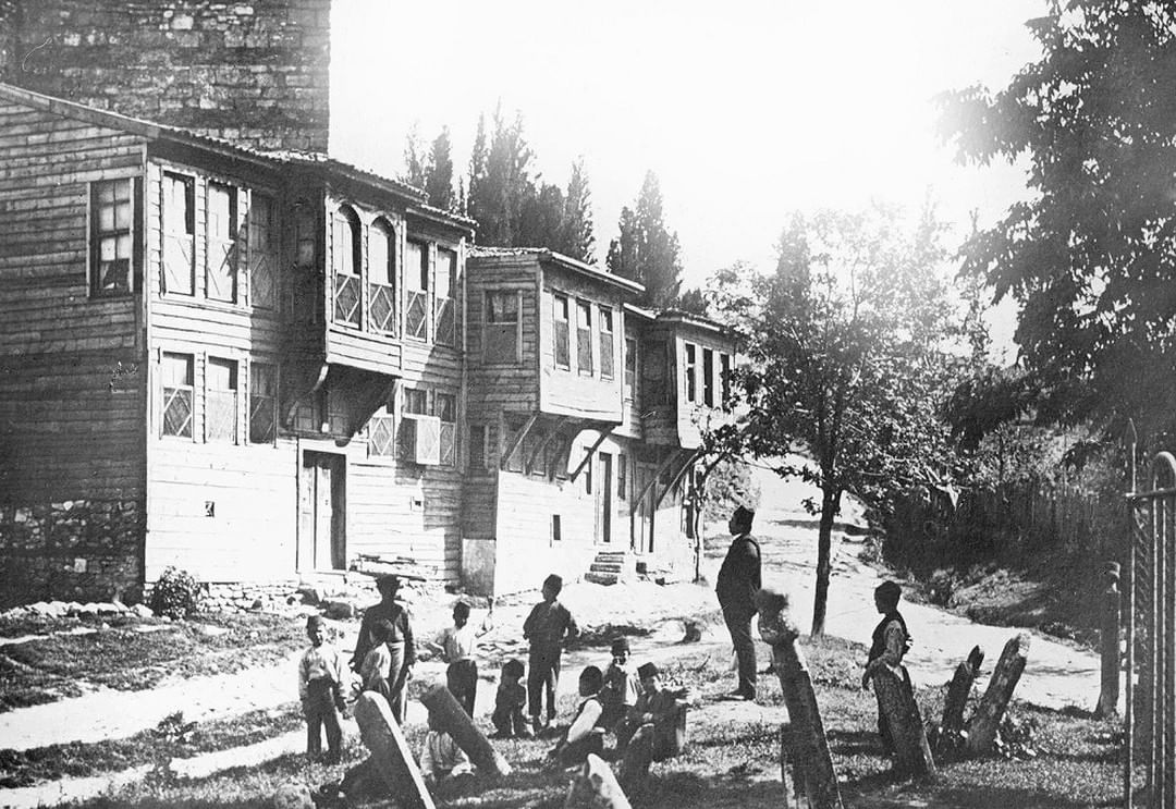 Ottoman Children in Istanbul, c1900
Ayvansaray'da Çocuklar, İstanbul, 1900c

   ...