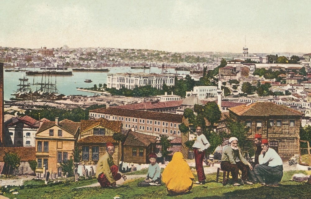 People Chatting in Kasımpaşa, Istanbul, 1900. Manzaraya Karşı Sohbet, Kasımpaşa,...