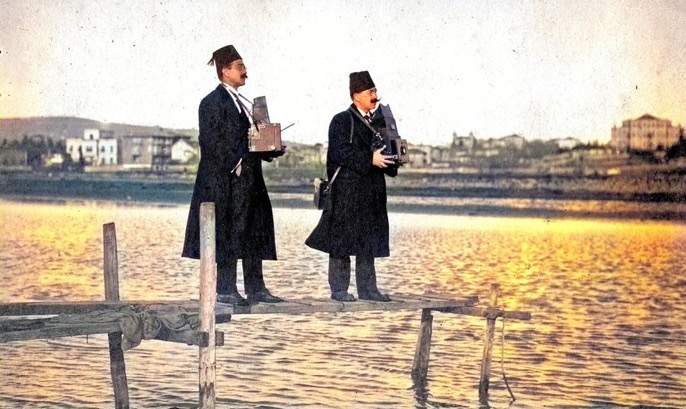 Photographers in Istanbul, 1900s 
İstanbul'da Fotoğrafçılar, 1900'ler
Love histo...