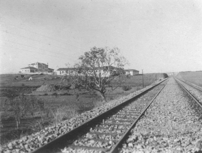 Railway in Istanbul, 1914
İstanbul'da Demiryolu, 1914
.
Love history? Become one...