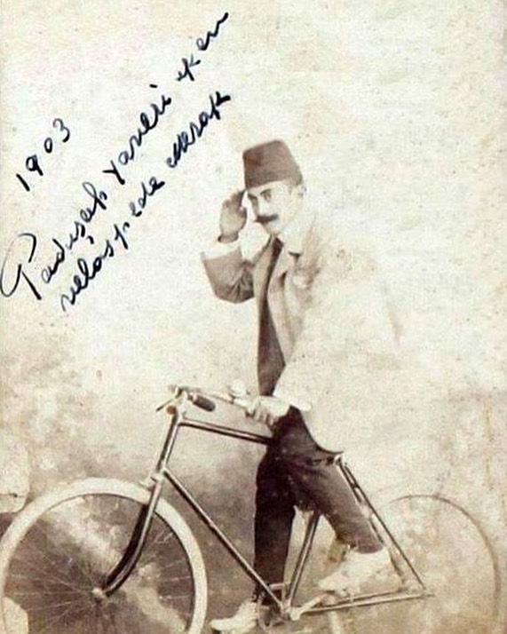 The Sultan’s Aide and His Velocipede, 1903
Sultan'ın Yaveri ve Velespiti, 1903.
...