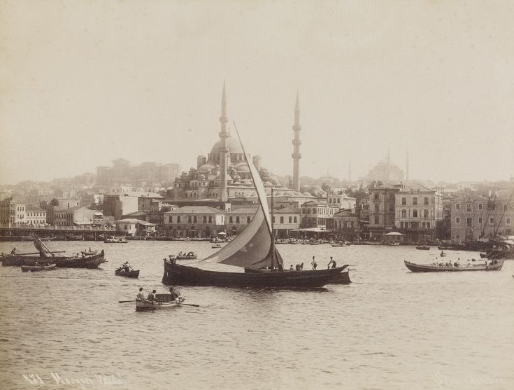 Yeni Cami Çevresi ve Eski Eminönü İskeleleri / Sébah ve Joaillier Fotoğraf...